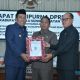 Bupati HSS, Syafrudin Noor menyerahkan draf Ranperda tentang Perubahan atas Perda Nomor 6 Tahun 2020 mengenai Pembentukan dan Susunan Perangkat Daerah kepada pimpinan DPRD HSS. (Foto : Prokopim HSS)