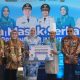 Ketua TP PKK Kabupaten HSS, Tata Syafrudin Noor saat menerima penghargaan juara favorit dalam Lomba Masak Serba Ikan Tingkat Provinsi 2025. (Foto : Diskominfo HSS)