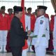 Bupati HSS, Syafrudin Noor padangkan kendit kepada perwakilan anggota Paskibraka Kabupaten HSS tahun 2025. (Foto : Prokopim HSS)