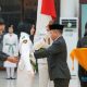 Bupati Tapin, H Yamani pasangkan kendit kepada perwakilan anggota Paskibraka Kabupaten Tapin tahun 2025. (Foto : Prokopim Tapin)