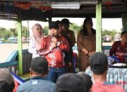 Bupati Kapuas Serahkan Ratusan Unit Perahu Bermesin untuk Nelayan