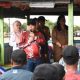 Bupati Kapuas, Muhammad Wiyatno saat menyerahkan bantuan hibah perahu bermesin kepada KUB nelayan di Desa Sei Pitung, Kecamatan Kapuas Barat. (Foto : Istimewa)