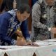 Bupati HSS, Syafrudin Noor menandatangani komitmen bersama akselerasi pembangunan dan penerapan manajemen talenta ASN. (Foto : Prokopim HSS)