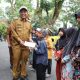 Bupati HSS, Syafrudin Noor menyalurkan santunan secara simbolis kepada anak-anak yatim piatu di momentum 10 Muharram 1447 H. (Foto : Prokopim HSS)