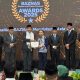 Bupati Tapin H. Yamani menerima piagam penghargaan dari Ketua BAZNAS RI, Prof. Dr. KH. Noor Achmad, MA pada acara BAZNAS Award 2025. (Foto : Istimewa)