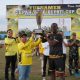 Bupati Tapin, H. Yamani menyerahkan trophy kepada kapten Tim GMS yang menjuarai Turnamen Sepak Bola Bupati Cup 2025. (Foto : Prokopim Tapin)