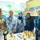 Sekda Tapin, Sufiansyah didampingi istri saat mengunjungi stan Kabupaten Tapin di ajang Kalsel Expo 2025. (Foto : Prokopim Tapin)