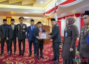 Gelar Gerakan “Merah Putihkan Tapin”, Bupati Yamani Bagikan 301 Bendera Merah Putih
