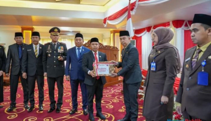 Gelar Gerakan “Merah Putihkan Tapin”, Bupati Yamani Bagikan 301 Bendera Merah Putih
