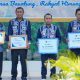 Bupati Tapin, H Yamani saat menerima piagam penghargaan juara 1 penurunan stunting di Kalsel. (Foto : Prokopim Tapin)
