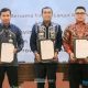 Bupati HSS, Syafrudin Noor bersama Ketua DPRD HSS, Akhmad Fahmi dan Kepala BPKP Kalsel memperlihatkan komitmen bersama percepatan TLRHP Semester II Tahun 2025. (Foto : Diskominfo HSS)