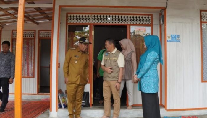 Bupati HSS Tinjau Program Rumah Sejahtera dan Salurkan Bansos Beras Tahap III di Desa Madang