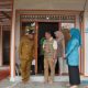 Bupati HSS Syafrudin Noor bersama Ketua TP PKK HSS Tata Syafrudin saat meninjau program rumah sejahtera di Desa Madang, Kecamatan Padang Batung. (Foto : Prokopim HSS)