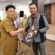Wabup HSS, Suriani menyerahkan perlengkapan pelatihan kepada salah satu perwakilan peserta. (Foto : Prokopim HSS)