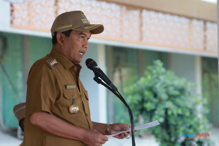 Bupati Hulu Sungai Selatan (HSS) Syafrudin Noor saat memimpin apel gabungan di halaman kantor Setda. (Foto : Prokopim HSS)