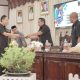 Jubir Fraksi Golkar, Muhlis Ridhani menyerahkan draf pandangan umum tentang Ranperda APBD 2026 kepada pimpinan DPRD HSS.