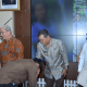 Bupati HSS Syafrudin Noor bersalaman dengan para sarjana pendamping desa yang resmi diangkat menjadi PPPK. (Foto : Prokopim HSS)