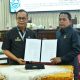 Sekda HSS, Muhammad Noor dan Wakil Ketua I DPRD HSS, Husnan memperlihatkan berita acara penetapan Perda Penyelenggaraan Administrasi Kependudukan dan Perda Desa Wisata. (Foto : Diskominfo HSS)