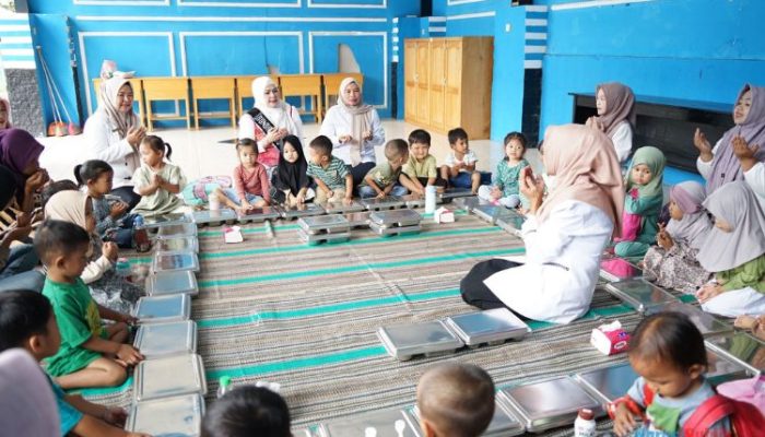 Bunda PAUD HSS Tinjau Program Makan Bergizi Gratis di PAUD Seroja