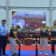 Pemukulan gong oleh Wabup HSS, Suriani tanda dimulainya Kejuaraan Karate Antar Pelajar Bupati Cup HSS Tahun 2025. (Foto : Prokopim HSS)