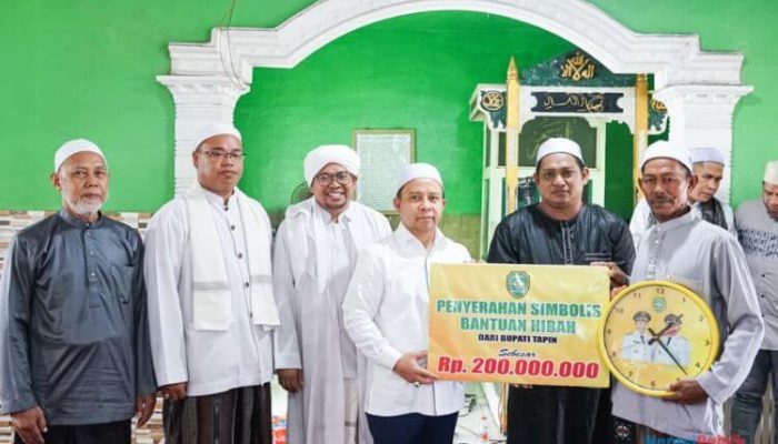 Safari Jumat Tapin, Bupati Yamani Serahkan Bantuan Rp200 Juta untuk Masjid Darul Muttaqin