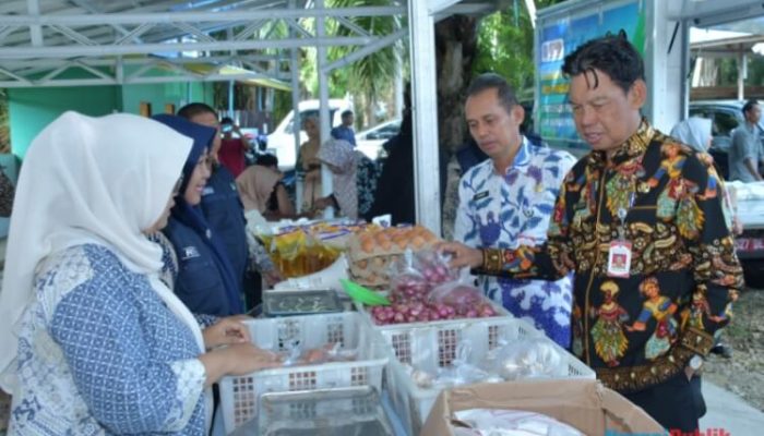 Pastikan Penuhi Kebutuhan Masyarakat, Wabup HSS Tinjau Pasar Murah di Amawang Kiri