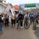 Wabup HSS Suriani bersama Pimpinan Ponpes Minhajul Abidin TGH. Muhammad Yuseran melepas peserta Fun Bike. (Foto : Diskominfo HSS)
