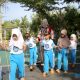 Bunda PAUD Kabupaten HSS, Tata Syafrudin Noor saat menemani anak-anak bermain permainan tradisional. (Foto : Prokopim HSS)