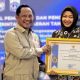 Menteri Dalam Negeri, Tito Karnavian menyerahkan penghargaan Aggaraksa Dharma kepada Inspektur Daerah HSS, Kiki Rachmawati. (Foto : Istimewa)