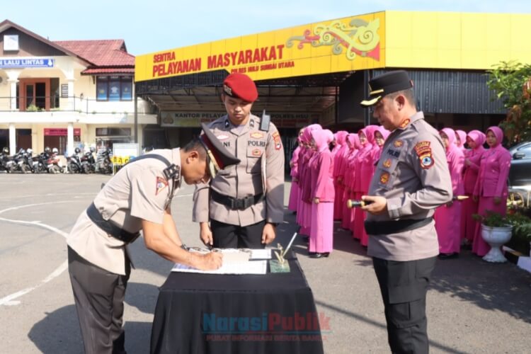 Kapolres HSU, AKBP Agus Nuryanto memimpin upacara serah terima jabatan. (Foto : Humas Polres HSU)