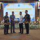 Bupati HSS, Syafrudin Noor menerima penghargaan yang diserahkan oleh Ketua PABPDESI HSS. (Foto : Narasi Publik)