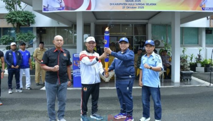 Semangat Porprov XII Kalsel, Wabup HSS Serahkan Api Obor ke Wabup Tala