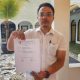 Kuasa Hukum MAKI, Marselinus Edwin menunjukkan berkas Dumas. (Foto : Narasi Publik)