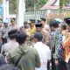 Ketua DPRD Kalsel, Supian HK didampingi anggota DPRD Kalsel menemui para pengunjuk rasa untuk berdialog. (Foto : Istimewa)