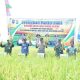 Wakil Bupati HSS, Suriani saat mengikuti panen raya yang digelar oleh Kelompok Tani Tunas Harapan di Desa Hamayung, Kecamatan Daha Utara. (Foto : Prokopim HSS)