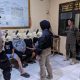 empat pemuda yang kedapatan minum alkohol oplosan diamankan petugas gabungan di Polsek Kandangan. (Foto : Satpol PP dan Damkar HSS)