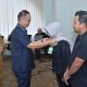 Sekda HSS, Muhammad Noor menyematkan id card kepada perwakilan peserta. (Foto : Prokopim HSS)