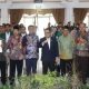 Bupati HSS, Syafrudin Noor mendampingi Ketua Komisi II DPR RI, Muhammad Rifqinizamy Karsayuda saat melakukan reses kuliah umum. (Foto : Prokopim HSS)