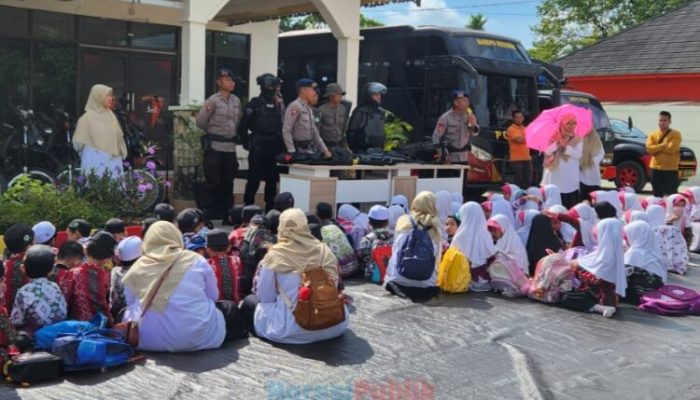 Kunjungan Edukatif, Anak PAUD Al-Madani Antusias Belajar di Markas Brimob Tapin
