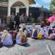Anggota Brimob memperkenalkan berbagai perlengkapan pelindung diri yang digunakan saat bertugas kepada anak-anak PAUT IT Al-Masani Tapin. (Foto : Narasi Publik)