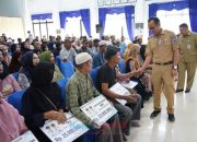 Sekda HSS Serahkan Bantuan Rumah Swadaya Kepada 130 Penerima Manfaat