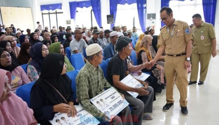 Sekda HSS Serahkan Bantuan Rumah Swadaya Kepada 130 Penerima Manfaat