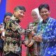 Wabup HSS Suriani saat menerima penghargaan Bhumandala Rajata di ajang Bhumandala Award 2025. (Foto : Prokopim HSS)
