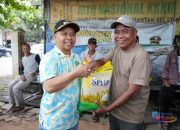 Jumat Berkah, Bupati Tapin Bagikan Beras Gratis Kepada Tukang Ojek