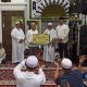 Bupati Tapin, H. Yamani menyerahkan bantuan secara simbolis kepada Ketua Pengelola Masjid Al Mujahidin. (Foto : Istimewa)
