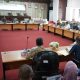 Suasana rapat gabungan komisi DPRD HSS bersama eksekutif dalam pembahasan Ranperda APBD 2026. (Foto : Narasi Publik)
