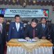 Ketua DPRD HSS, Akhmad Fahmi menandatangani berita acara penetapan Perda APBD 2026. (Foto : Narasi Publik)