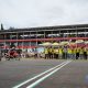 Bupati Tapin, H Yamani mengangkat bendera start tanda dimulainya kejuaraan balap motor Bupati Tapin–HRVRT Championship 2025. (Foto : Prokopim Tapin)