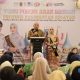 Gubernur Kalsel, H. Muhidin didampingi ketua TP PKK Kalsel, Hj. Fathul Jannah saat memberikan sambutan pada acara Temu Forum Anak Daerah 2025. (Foto : MC Kalsel)