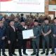 Bupati Kapuas Wiyatno didampingi Wabup Dodo bersama pimpinan DPRD Kapuas memperlihatkan berita acara pengesahan RAPBD TA 2026. (Foto : Istimewa)